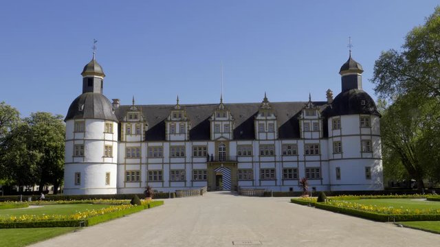 Wundersch&ouml;nes Schlo&szlig; Neuhaus mit Barockgarten in Paderborn mit blauen Himmel und Wasser Font&auml;ne