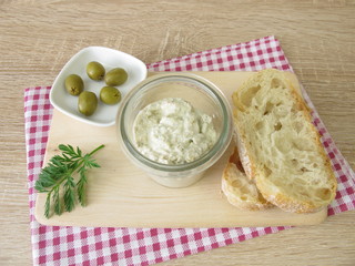 Aufstrich aus grünen Oliven und Frischkäse