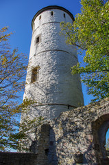 Turm einer alten zerfallen Burg an einer Ruine 