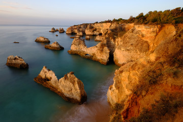 Klify w Algarve na wybrzeżu Portugalii