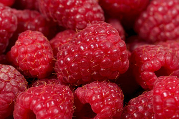 малина свежая ягода лежит на столе 