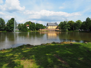 Obraz premium Gustavsburg in Jägersburg mit Fontäne, Schloßweiher, Saarland, Deutschland 