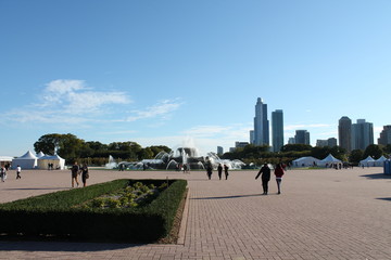  Buckingham Fountain Millenium Park Chicago with blue sky 
