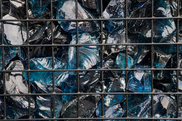 Obraz premium Street design from a multi-colored broken glass behind a lattice from a wire.