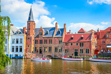 Fototapeta premium Piękny kanał i tradycyjne domy na starym mieście w Brugii (Brugge), Belgia