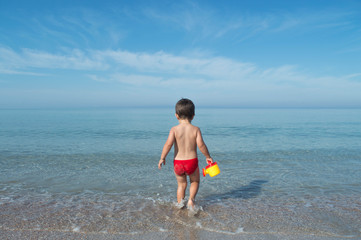 the child does not dare enter the sea. 