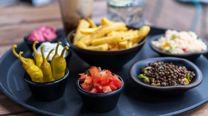 Griechische und Türkische Vorspeisen und Tapas in kleinen Schalen serviert im Restaurant