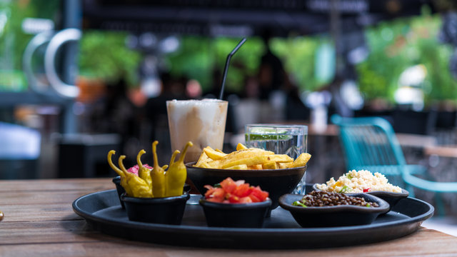 Griechische Tapas Vorspeisen in kleinen Schalen serviert in einem Restaurant auf der Sommer Rerrasse