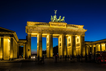 Fototapeta premium Brandenburger Tor nach Sonnenuntergang