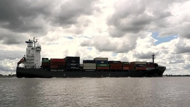 Schiffsverkehr mit Containerschiffen, Segelschiffen auf der Elbe und Wolken ziehend, Full HD 1080p Video Footage