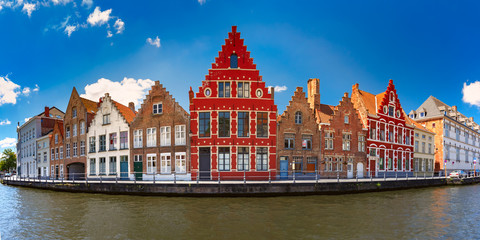 Naklejka premium Kanał Brugii z pięknymi średniowiecznymi kolorowymi domami i ich odbiciami o poranku, Belgia