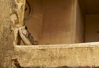 Zapatos olvidades en casa abandonada