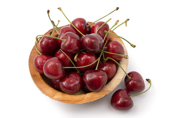 Süßkirschen im Palmblattschälchen