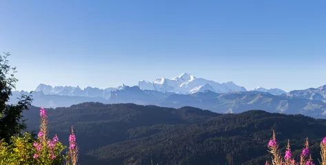 Foto op Plexiglas Mont Blanc vue panoramique sur le Mont Blanc depuis Les Gets en Haute Savoie - France