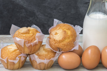 Magdalenas elaboradas en casa con huevos y leche fresca