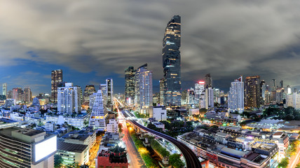 Obraz premium Bangkok Nightscape Business District Panorama View with Height Building and Storm Cloudy in Night Time