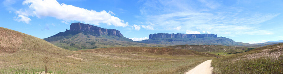 Fototapeta na wymiar Panoramic of Mounts Roraima and Kukenan from trail in Canaima, Venezuela