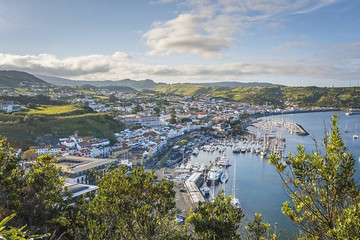 Zentrum und Hafen von Horta (Faial) an einem Sommerabend