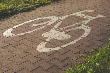 Oznaczenie drogi rowerowej umieszczone na brukowanej drodze dla rowerów - obrazy, fototapety, plakaty