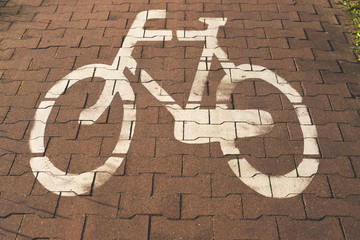 Oznaczenie drogi rowerowej umieszczone na brukowanej drodze dla rowerów