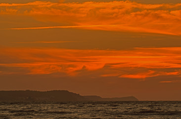 Zachód słońca nad morskim półwyspem.