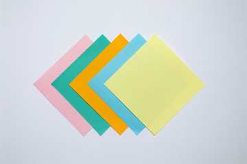 Kolorowe kartki papierowe do notowania wyizolowane na białym tle