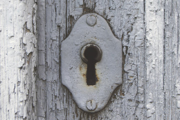 Stary, zardzewiały zamek na klucz w drewnianych drzwiach