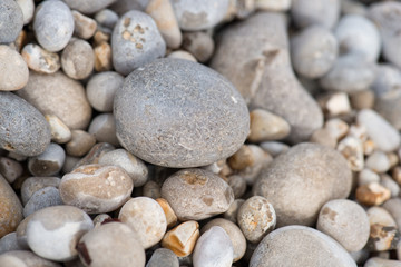 Fototapeta na wymiar Runde Steine am Strand in Etretat, Normandie, Frankreich