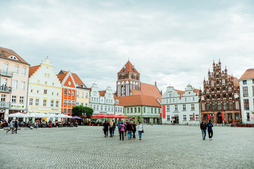 Obraz premium Marktplatz der Stadt Greifswald mit Marienkirche im Hintergrund