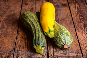 Zucchini grün und gelb auf Holztisch Rustikal