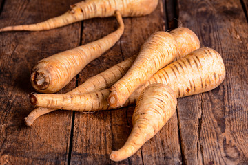 Pastinaken auf Holztisch Rustikal