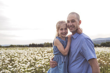 Obraz premium Father spending time with daughter during the sunset.