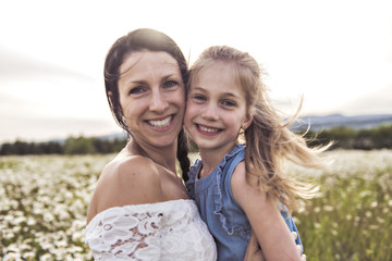 Obraz premium Mother spending time with daughter during the sunset.