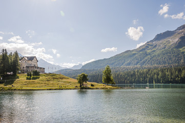 St. Moritz, St. Moritzersee, Bergsee, Seenplatte, Seeufer, Uferweg, Alpen, Engadin, Oberengadin, Stazerwald, Wanderweg, Graubünden, Sommer, Schweiz