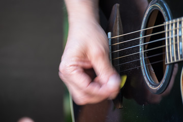 Gitarrenspieler mit der Gitarre in der Hand