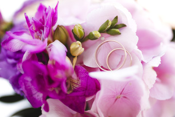 Obraz na płótnie Canvas Purple bouquet with wedding rings