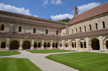 Fototapeta premium CLOÎTRE ET JARDIN ABBAYE DE FONTENAY (12 éme Siècle) Cote d'Or BOURGOGNE FRANCE