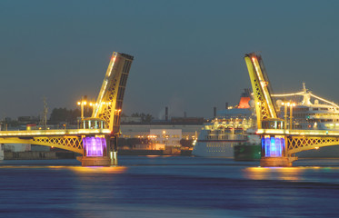 Fototapeta na wymiar The drawbridges of St. Petersburg.