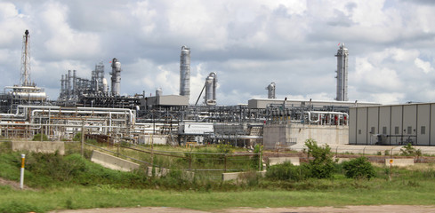 Obraz premium Industrial Chemical Power Plant Facility