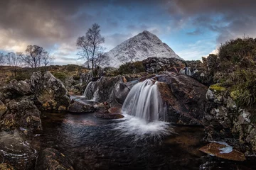 Foto op Canvas Geweldig natuurlijk landschap van Schotland. Een waterval met op de achtergrond een besneeuwde berg. Schotland is gewoon zo mooi. © janstria