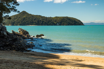 Obraz premium Coast of South Island, New Zealand. Just a perfect day, blue sky, crystal clear water, empty beaches. What else can one wish for?