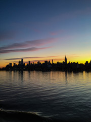 Naklejka premium Silhouette of the Manhattan skyline in New York at dawn
