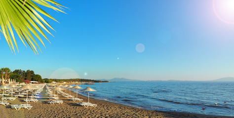 Naklejka premium Turcja Wybrzeże Morza Egejskiego. leżaki i parasole na plaży