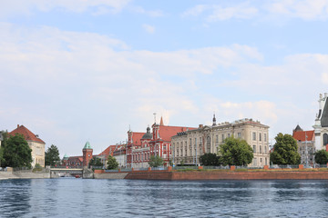 Naklejka premium Beautiful view of city with bridge over river