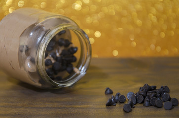 Mousse de chocolate en fondo dorado brillante. Desenfoque selectivo.