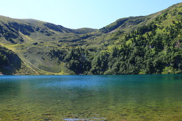Fototapeta na wymiar Lac naturel des pyrenees