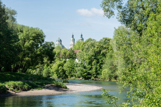 Die Flussaue der Iller in Kempten mit der Basilika St. Lorenz