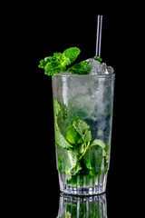 mojito no fundo preto 