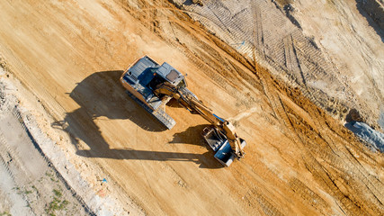 Photographie aérienne d'une pelleteuse sur un chantier, France