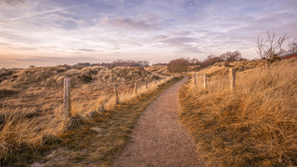Einsamer Wanderweg mit Himmel und Zaun